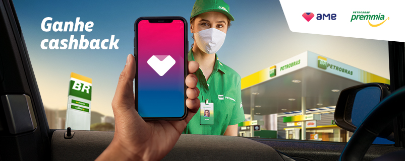 Dentro do carro, aparece a mão de motorista segurando celular com aplicativo Ame Digital. Do lado de fora, uma frentista usa máscara de proteção contra Covid-19. Ao fundo, imagem do Posto Petrobras. No texto: Ganhe 10% de cashback.